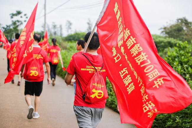 重温红色情 海南举行重走琼崖革命道路骑行徒步活动