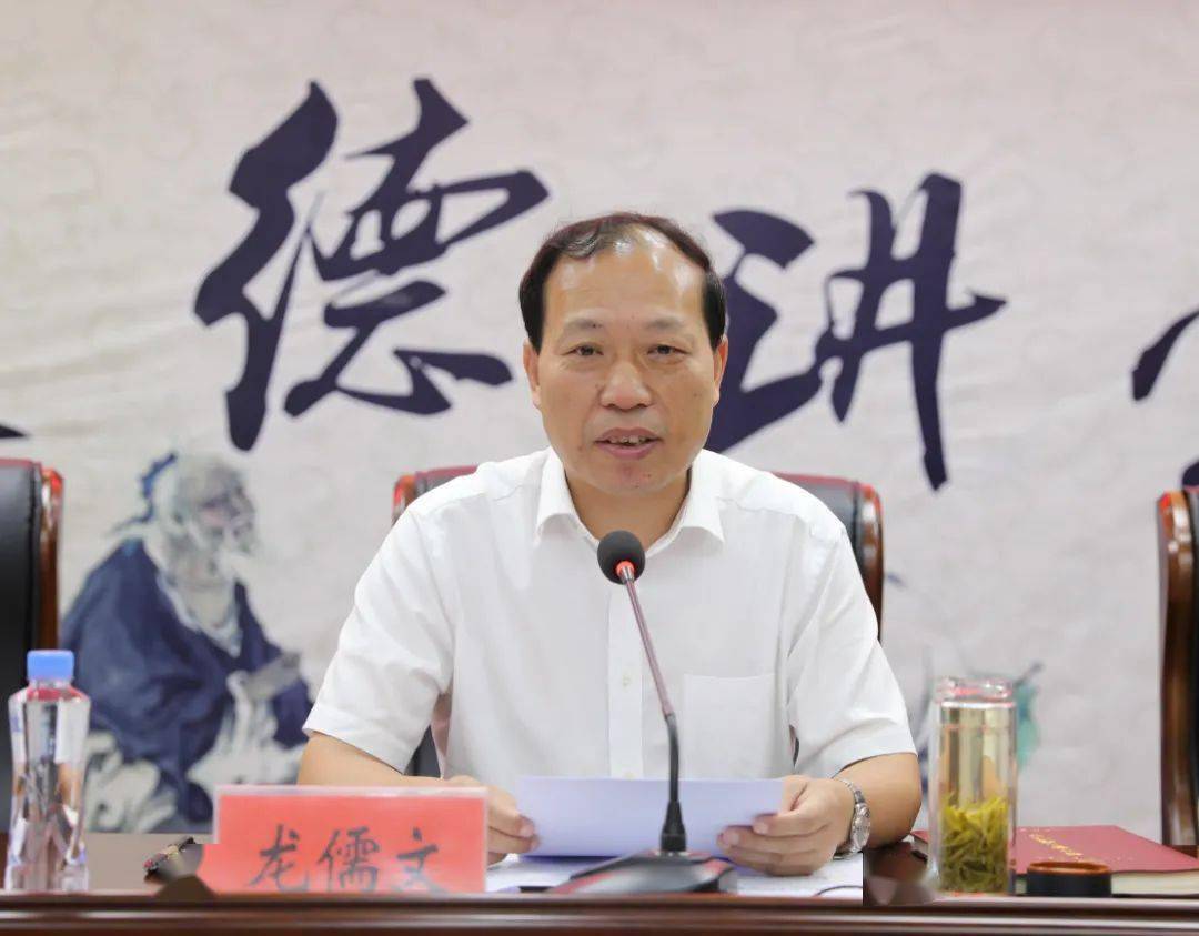 龙儒文:确保五爱社区殡葬改革工作顺利推进