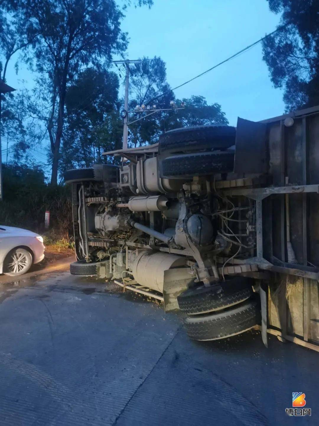 博白一辆载挖掘机的货车不慎侧翻,现场一度