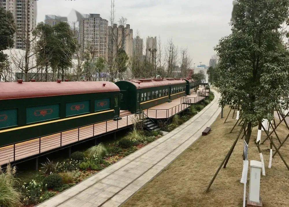 在二仙橋公園綠皮火車上吃火鍋這很成都