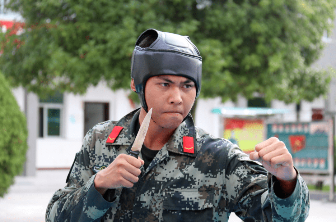 建军节丨探访武警石泉中队:来看帅气兵哥的一天_被子