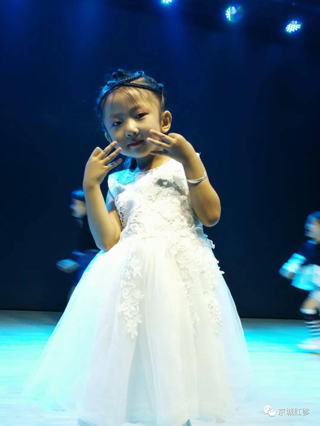 第二位出场:103号选手李佳妮,女,7岁,来自河北省盐山县西门外小学一