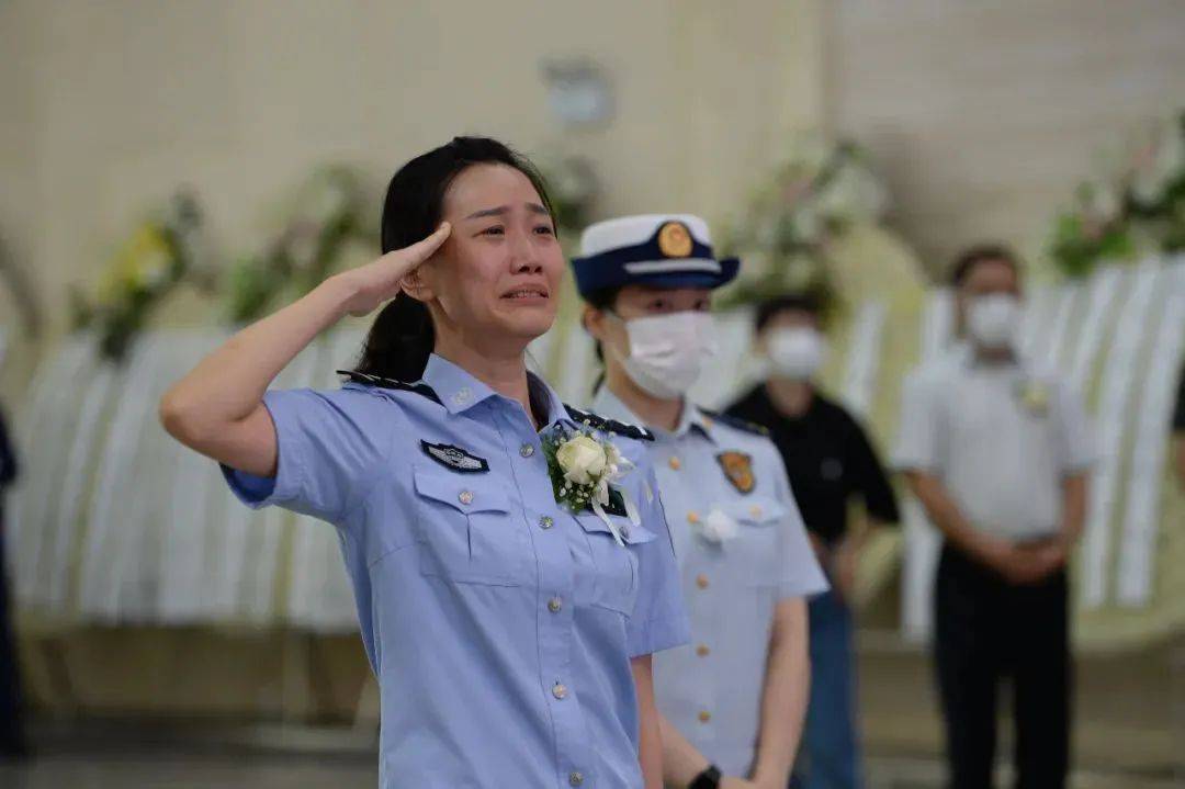 陈陆的妻子安徽边检总站民警王璇失声痛哭敬礼送别丈夫