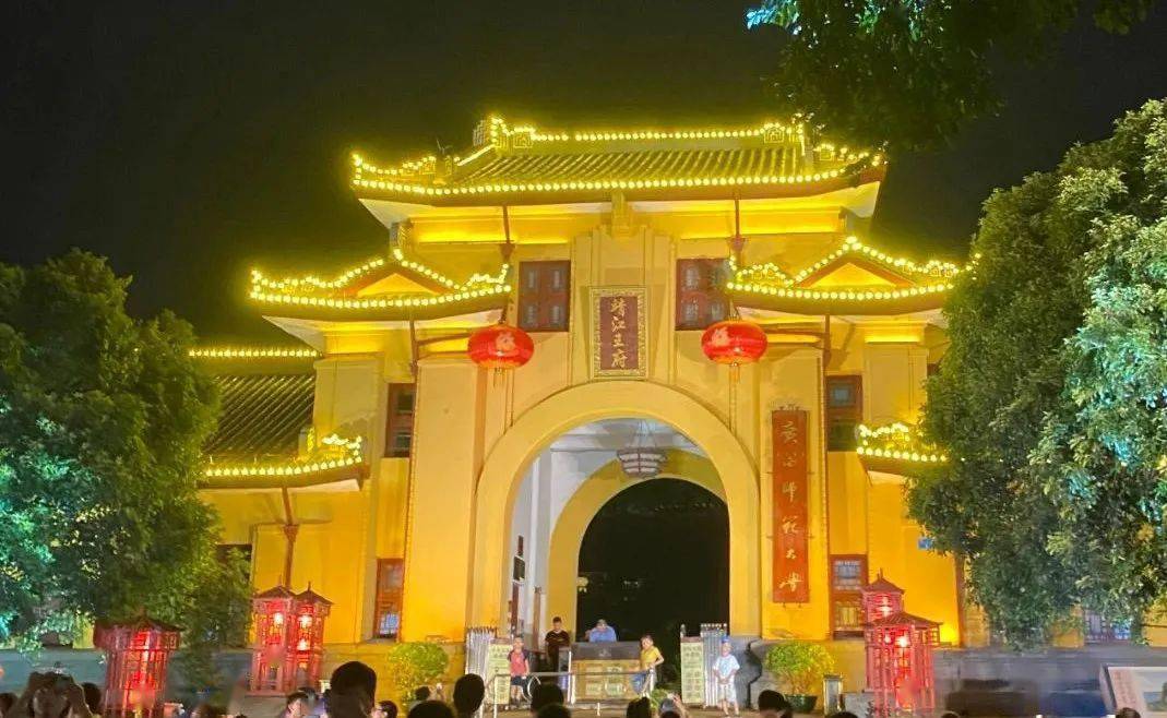 靖江王府承运门夜景吸引无数游客定格绚丽瞬间