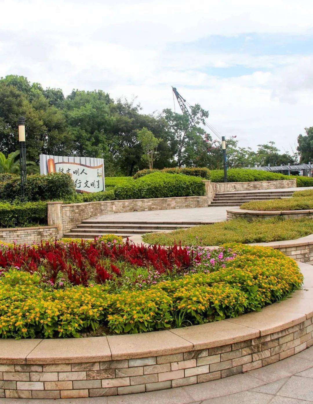 路位于甬江边,西起聪园路,东至镇海航标处,长1840米,拥有绿地面积7