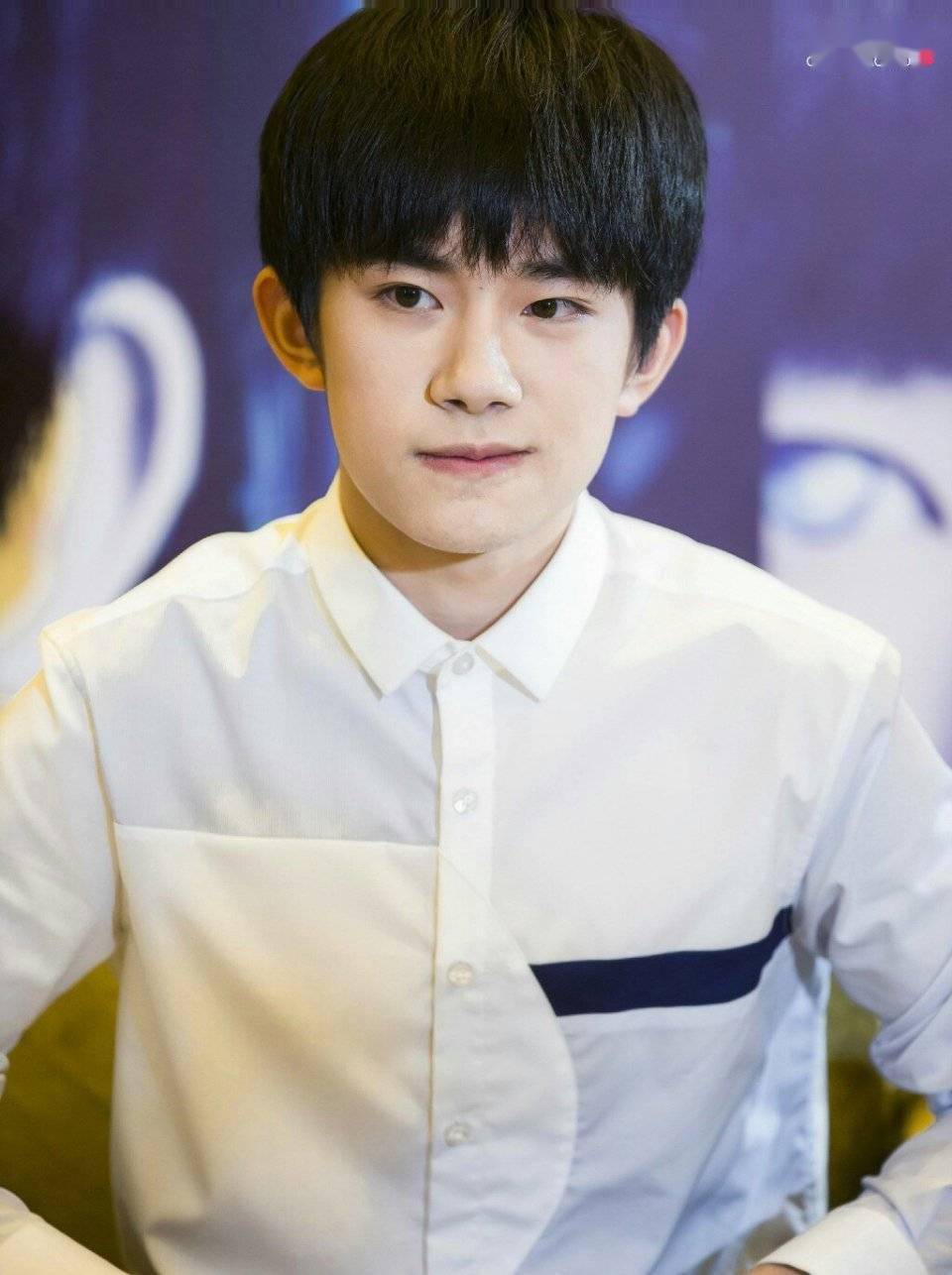 易烊千玺坏笑系列魅惑来袭 , 危险又迷人的"小家伙"