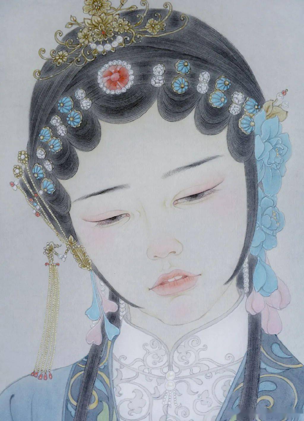 她用工整细密的笔法来描绘人物的五官,发丝,衣褶相对于传统人物的工笔