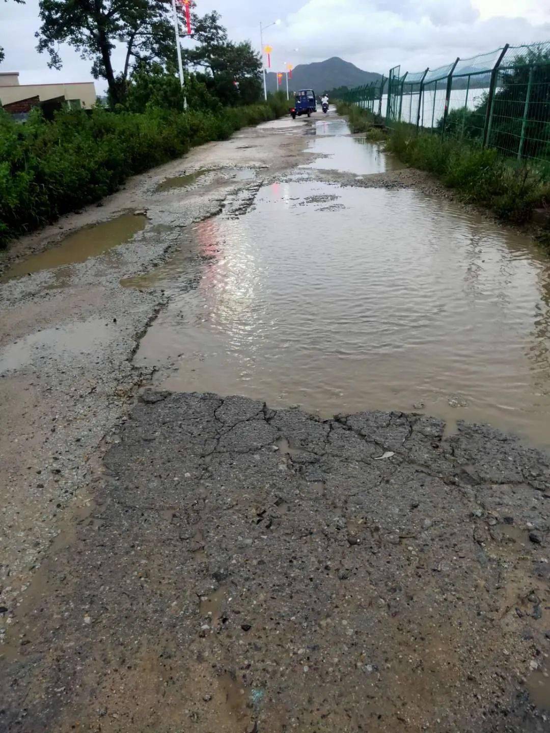 陆丰这条路,一下雨就成这样.