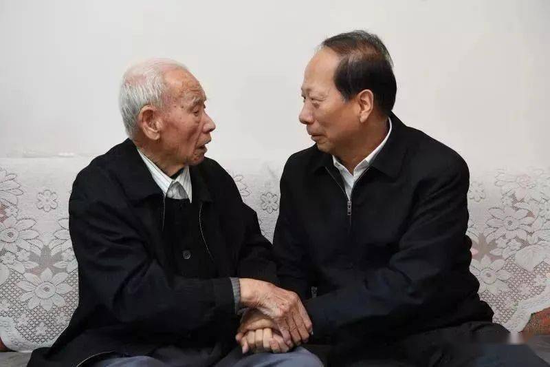 郝秀山,何耀,云照光,云曙碧4位老人均在抗日战争期间参加革命,已百岁