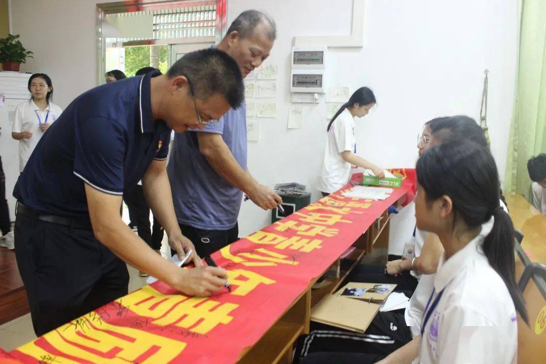 潭水中学党组织副书记,政教处主任谢炎,潭水中学校长杨昌柳,出席本次