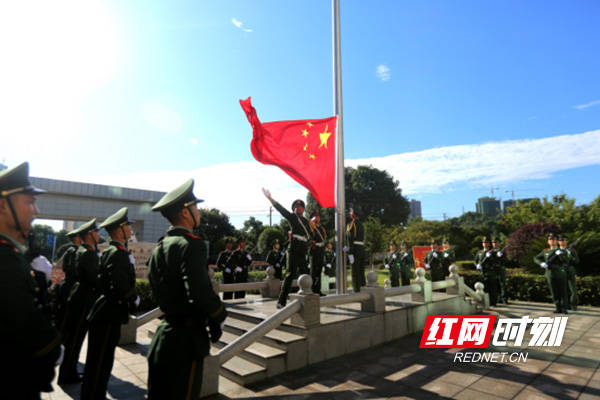 武警株洲支队隆重举行八一升国旗暨重温军人誓词仪式,庆祝中国人民
