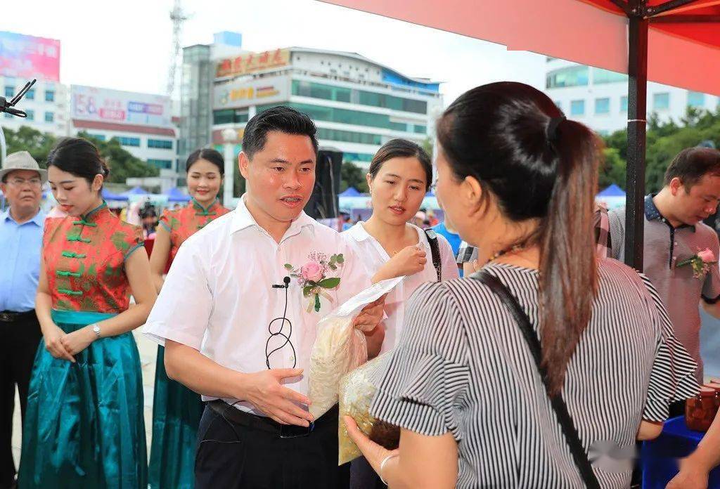 17位网红主播为鹿寨直播带货,线上线下销售总额超10万元!