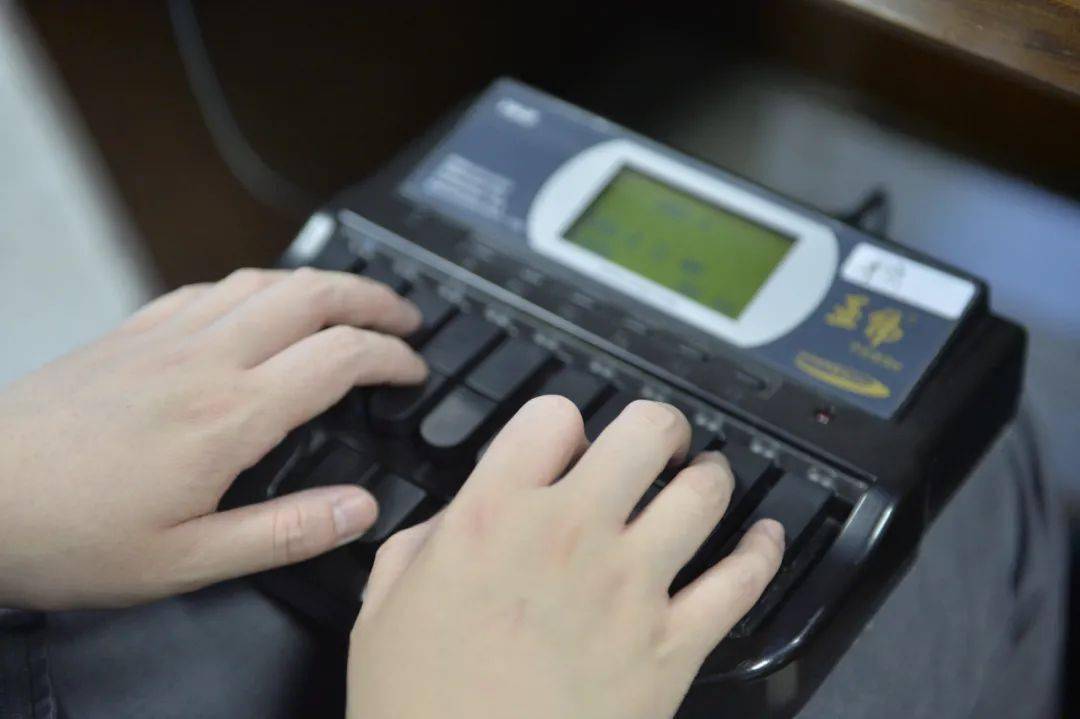 "他们打过的字,能绕地球一圈!"_速录员