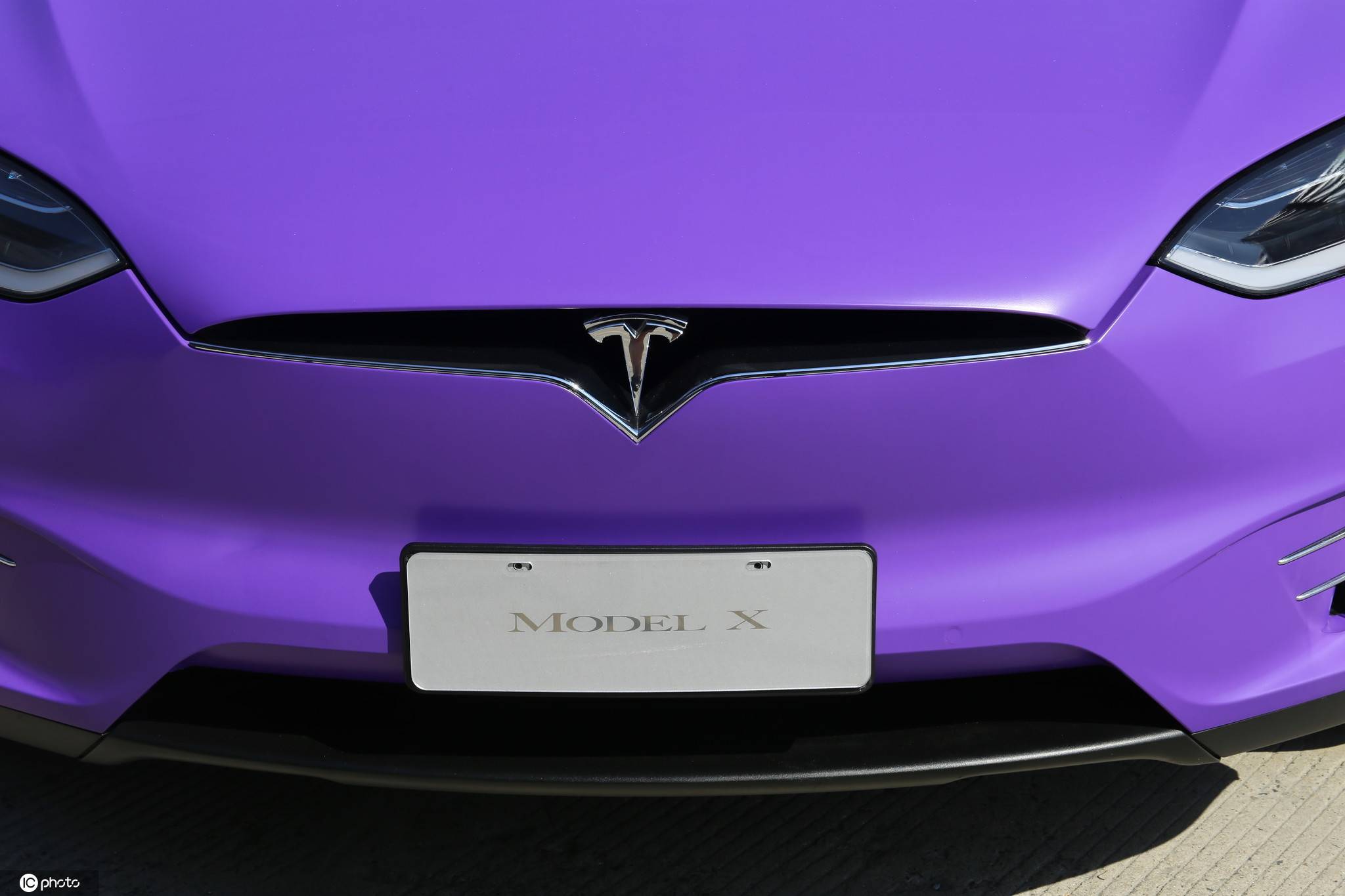 特斯拉跨界合作腾讯游戏 "奇幻紫"model x亮相chinajoy