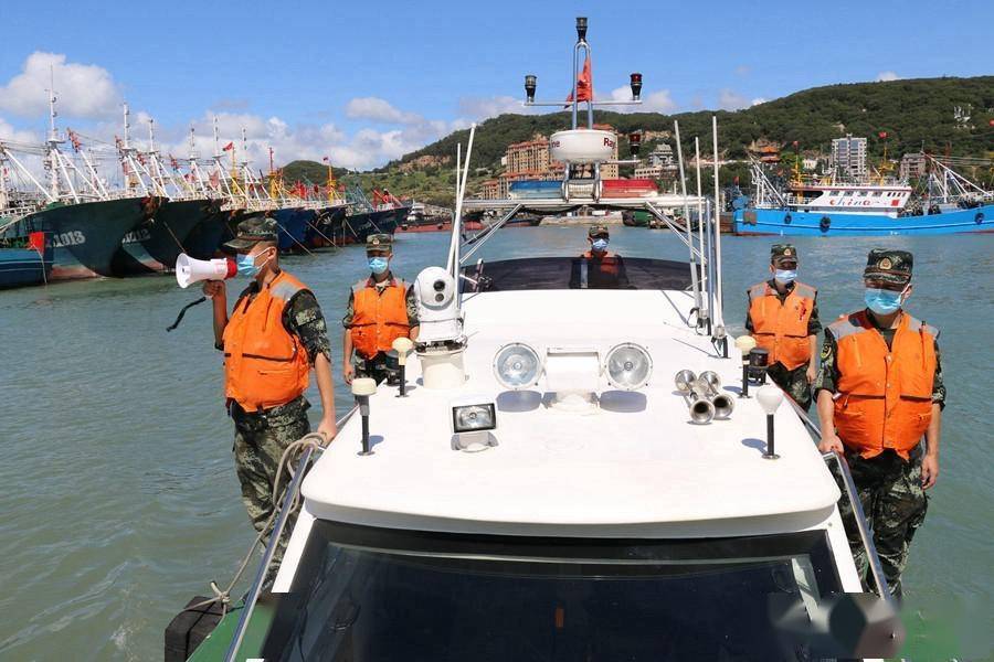 福州海警局执法员在辖区巡逻劝导渔民及时回港避风.