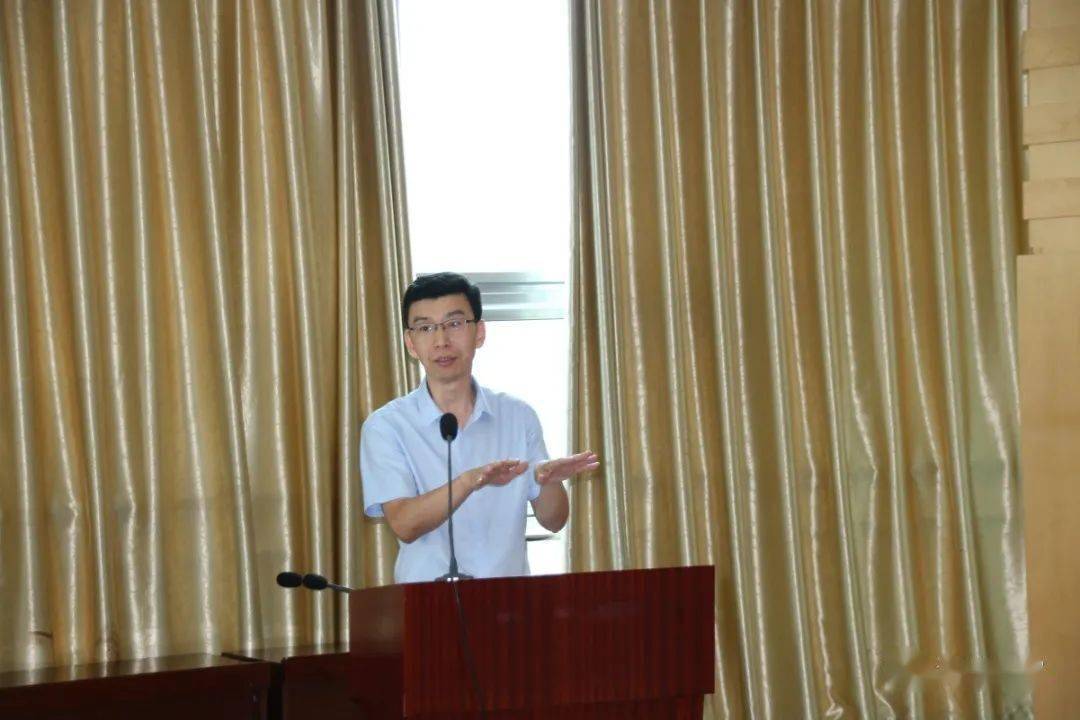 演练结束后,中心党委书记,主任单杰进行了点评,要求应急队员按照"平战