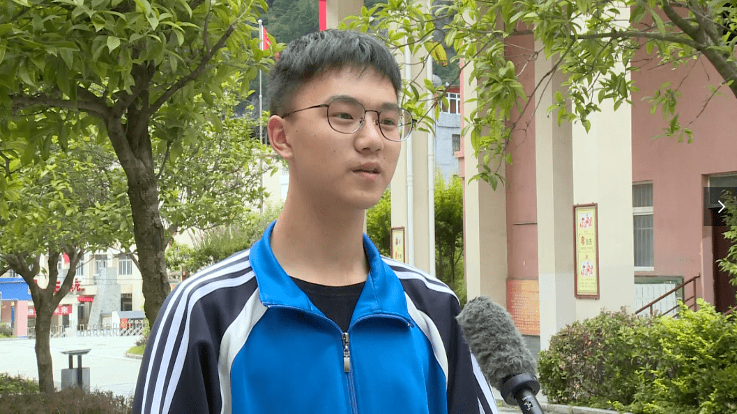 清华大学乡村振兴工作站成员到理县中学开展"公益课堂"活动