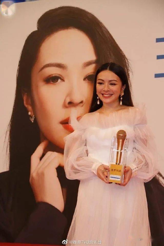 此外,jw一班同门歌手菊梓乔,胡鸿钧,连诗雅,林颖彤,戴祖仪等到场支持