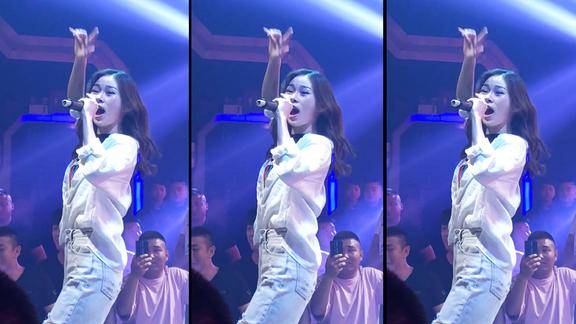 婚礼走红的阿悠悠如今酒吧演出舞台上抖腿还是那样潇洒