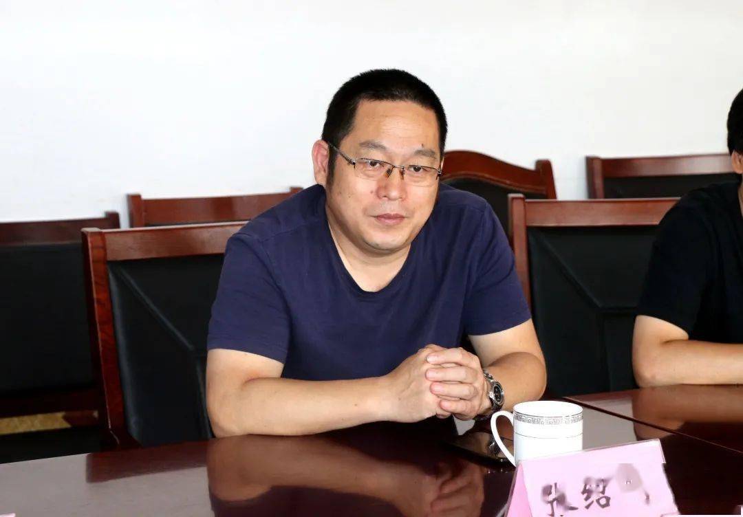 优然牧业总经理张小东一行赴焦桥镇就牧场合作意向进行座谈