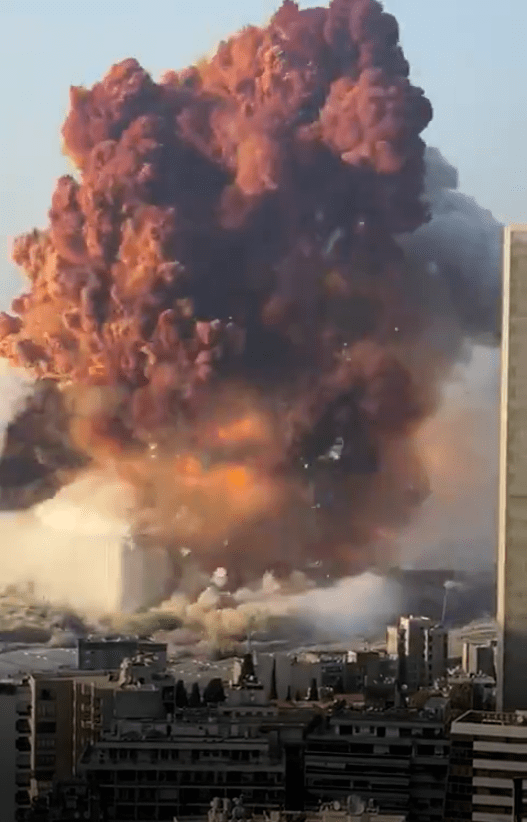 30万人无家可归!_爆炸