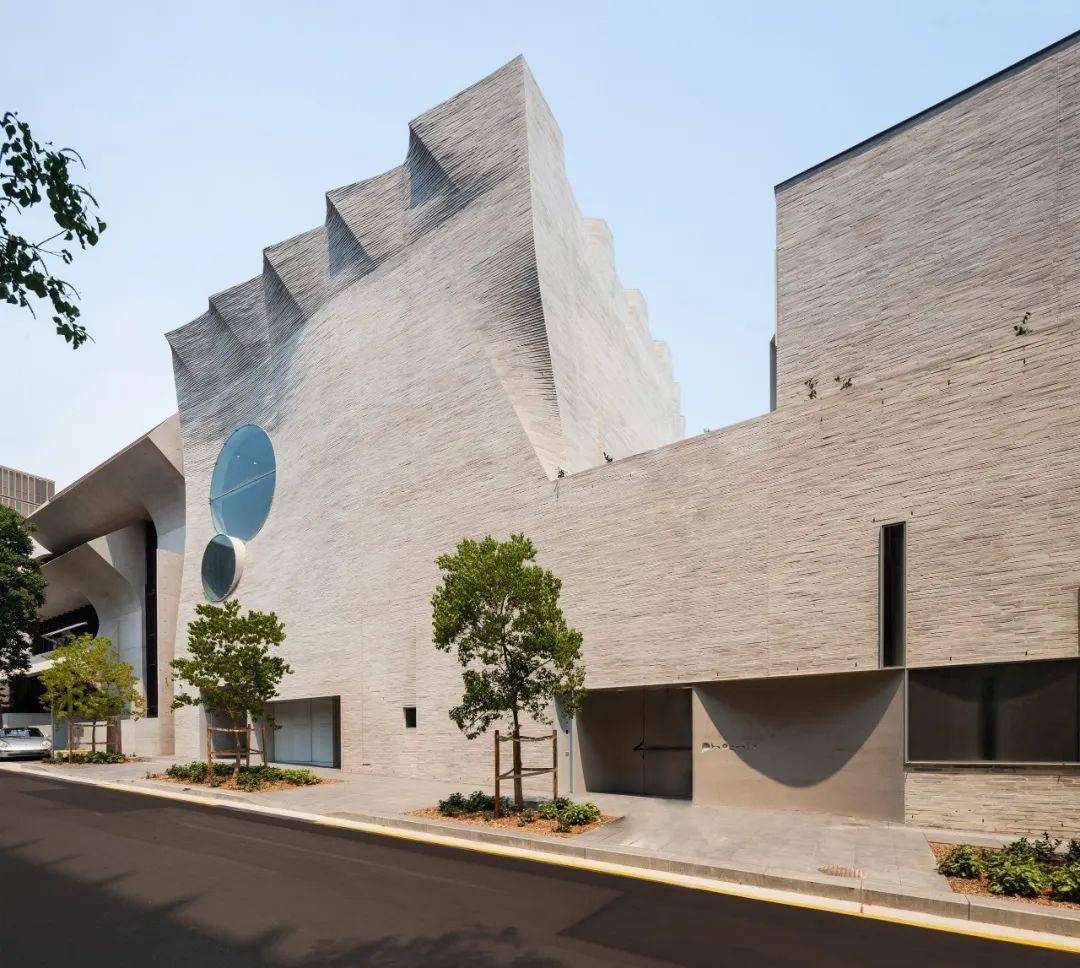 毫米级的精准预制vs顶级视觉享受浴火重生的凤凰美术馆