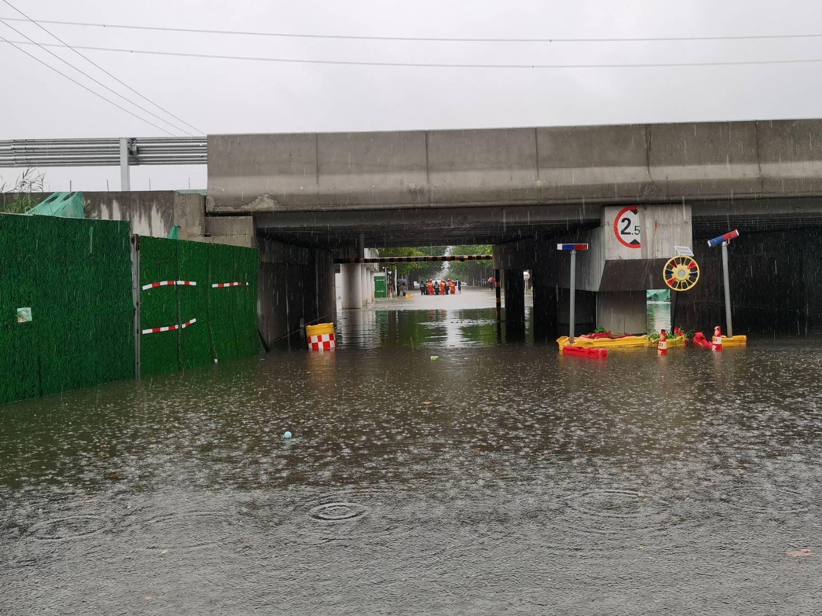 雨天行车不慎溜进坑 德州消防队员齐腰水深中救援_积水