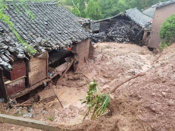 惊险紧急撤离不到20分钟房子就被泥石流冲毁