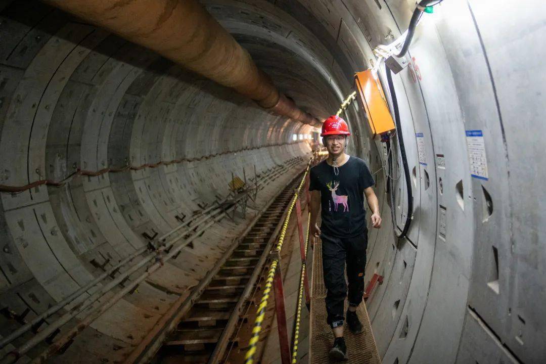 震撼摄影师镜头下的地铁一线建筑工人们