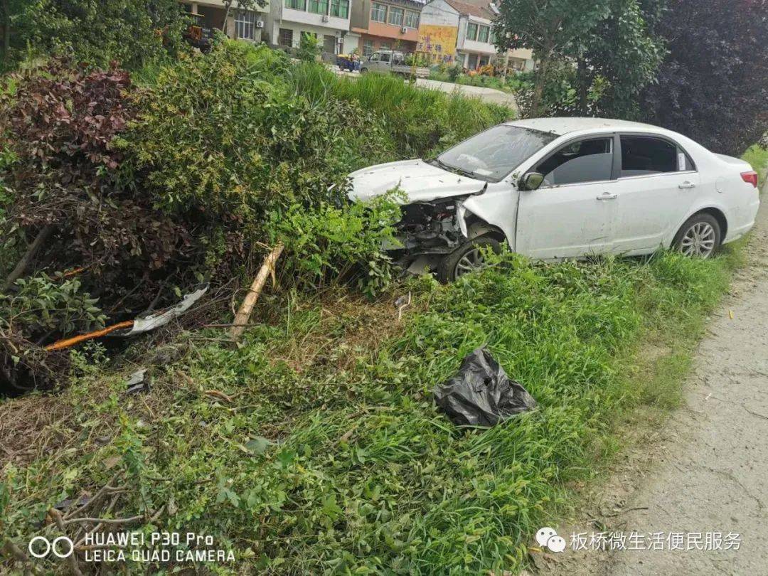 蒙城:一轎車衝向路邊綠化帶,原因.