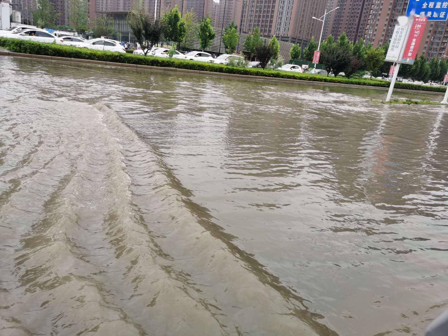 今早南三环积水成河,郑州多条路段积水严重,你家被淹了吗?