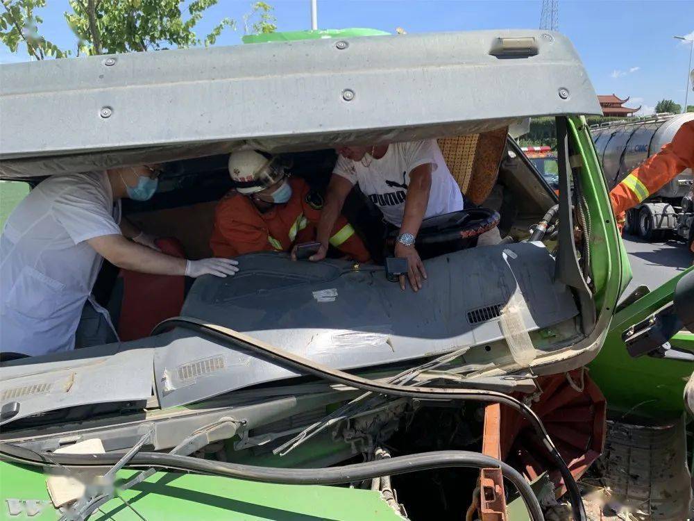 事故現場為一輛綠色渣土車追尾一輛掛車 導致渣土車駕駛室嚴重變撾