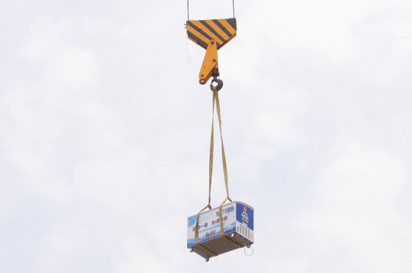 半空中吊下冰柜,休息室装满光明冷饮……致敬高温下的城市建设者,每一