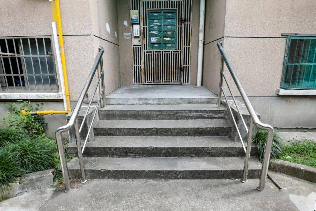 松江老小区加装室外扶手,解决居民家门口的"几步台阶之难"