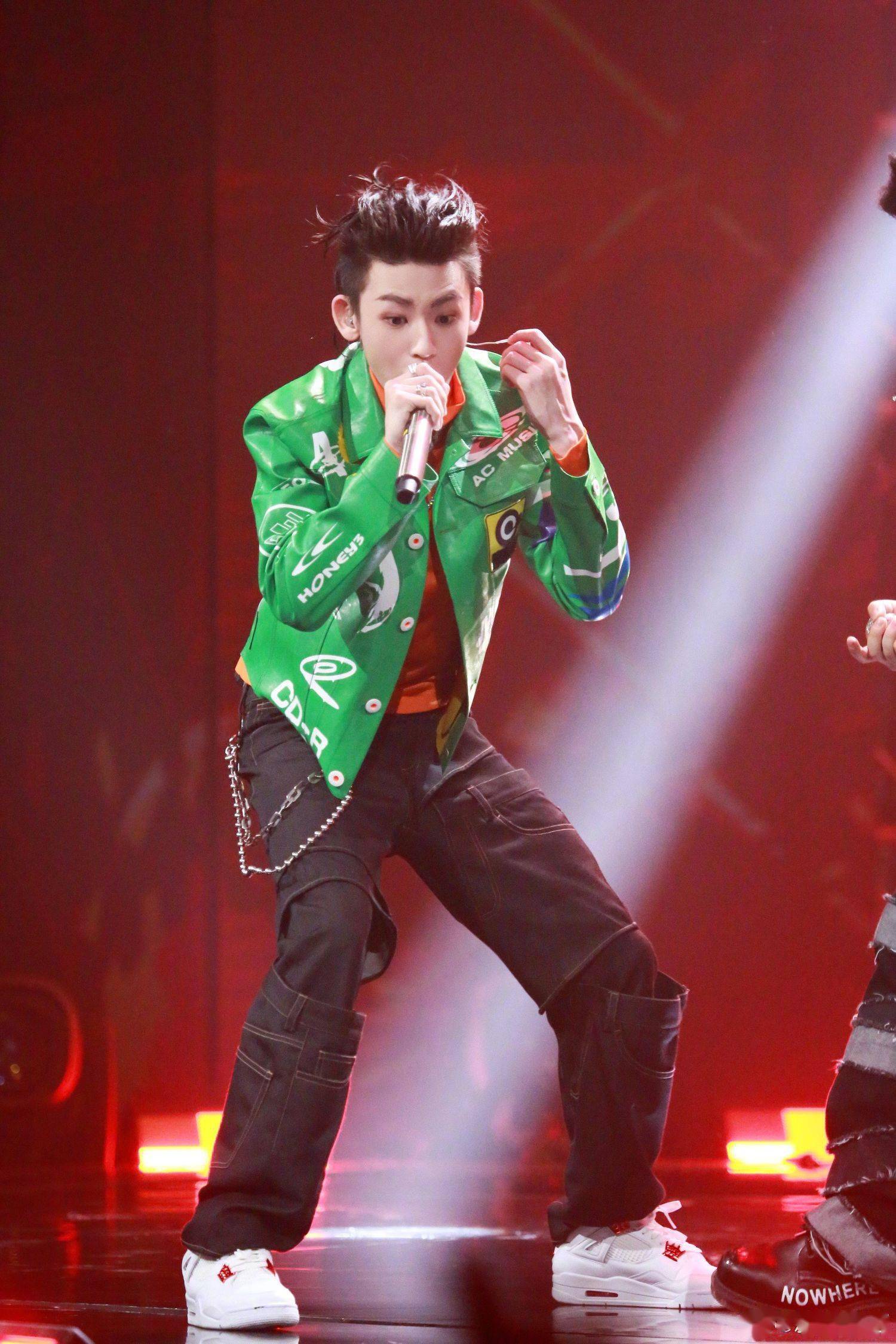 小鬼《说唱听我的》本期造型公开 风格大胆特立独行的嘻哈潮酷boy