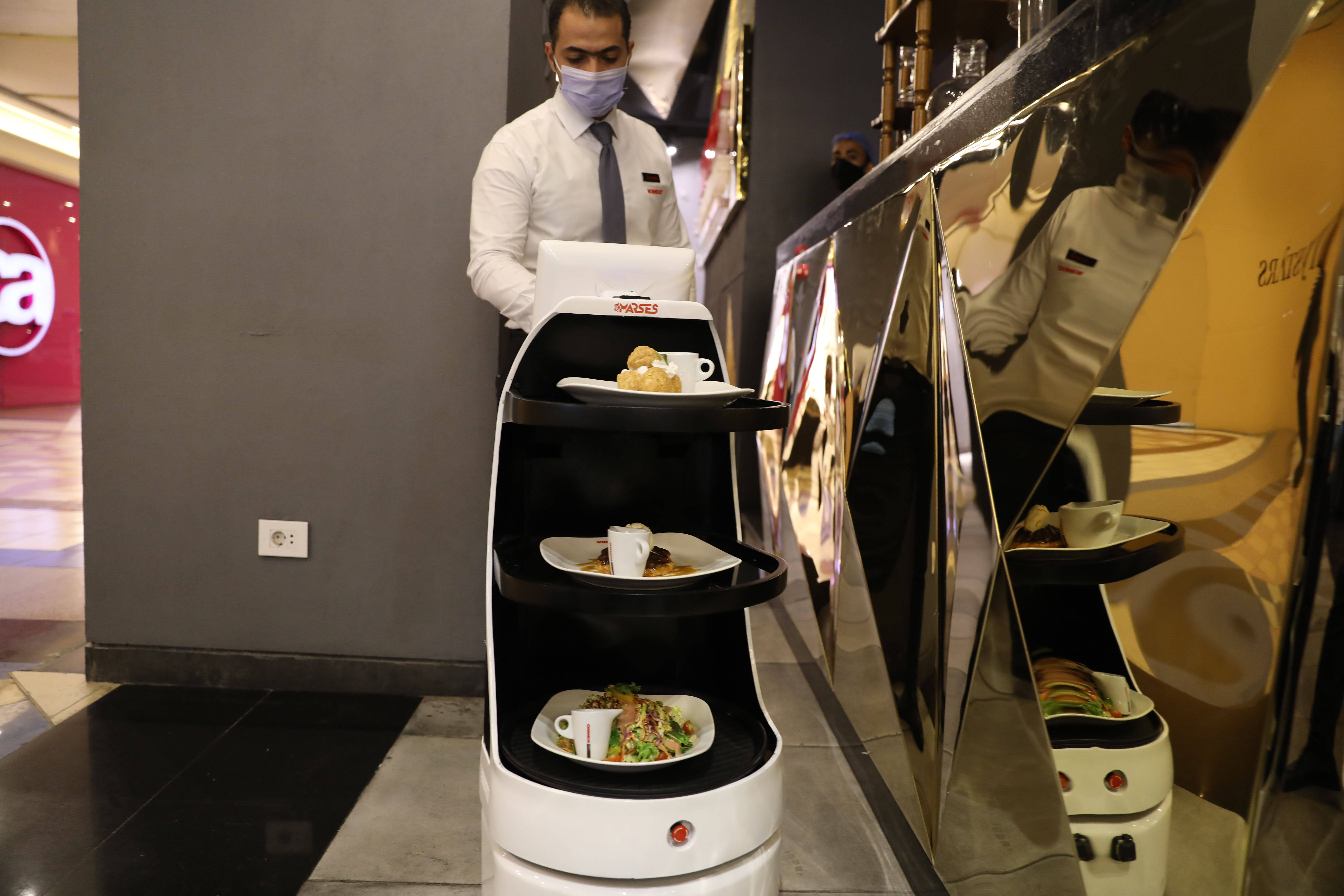 埃及:机器人上菜助力保持社交距离