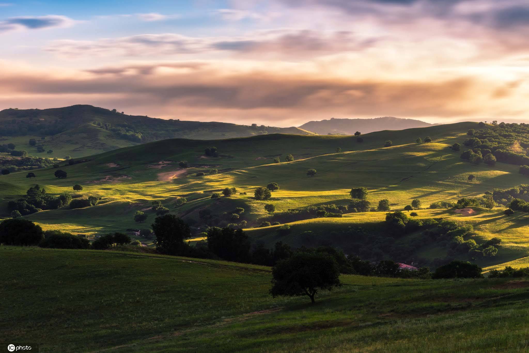 夏季乌兰布统草原光芒万丈 晚霞似火_photo
