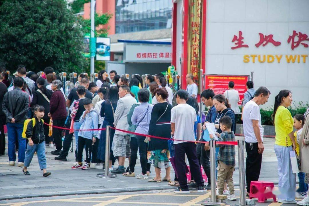 排长队直击罗平城区小学一年级报名现场