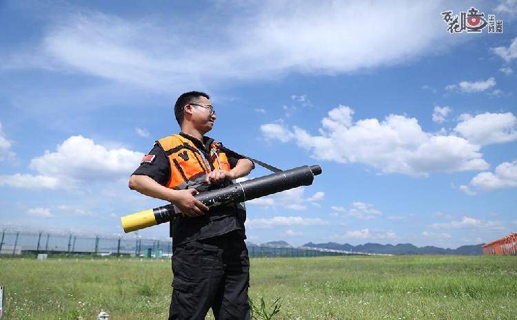 高温下的机场"驱鸟人"