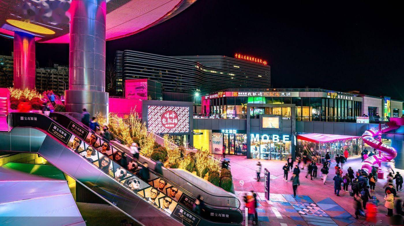 在华熙live·五棵松夜游的人们,尽情享受着文化,娱乐,美食和仪式感为