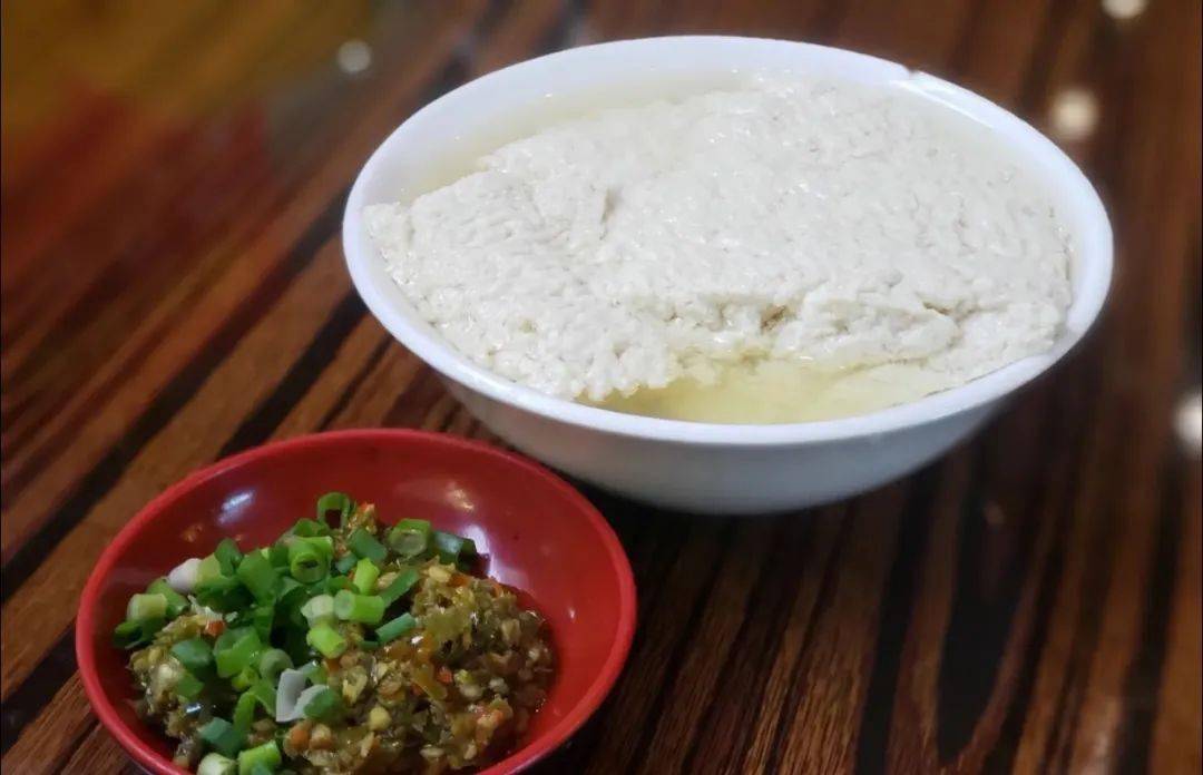 各个地方的豆花饭其实风味都不同,但标配都是 一碗豆花,一碟蘸水.