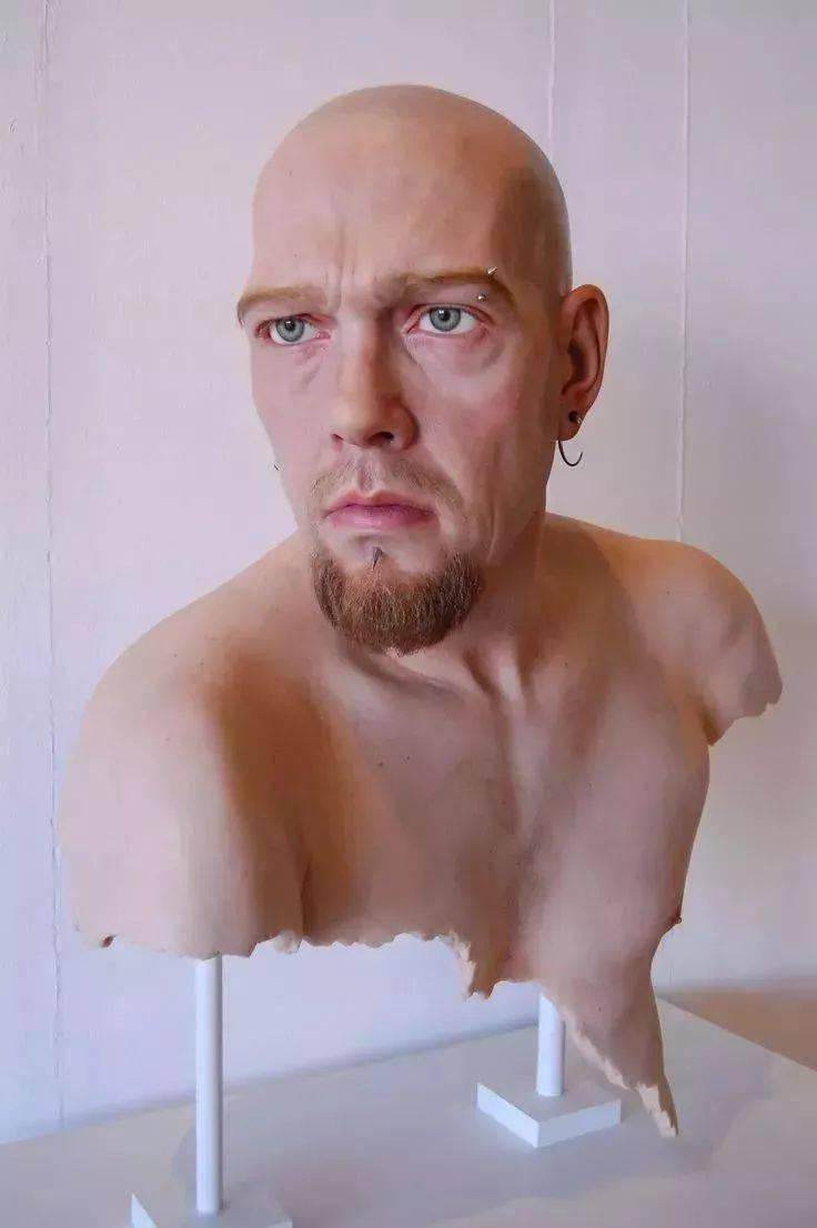 所以在雕塑这一行,two women,2005年in bed,2005年big man,2000年