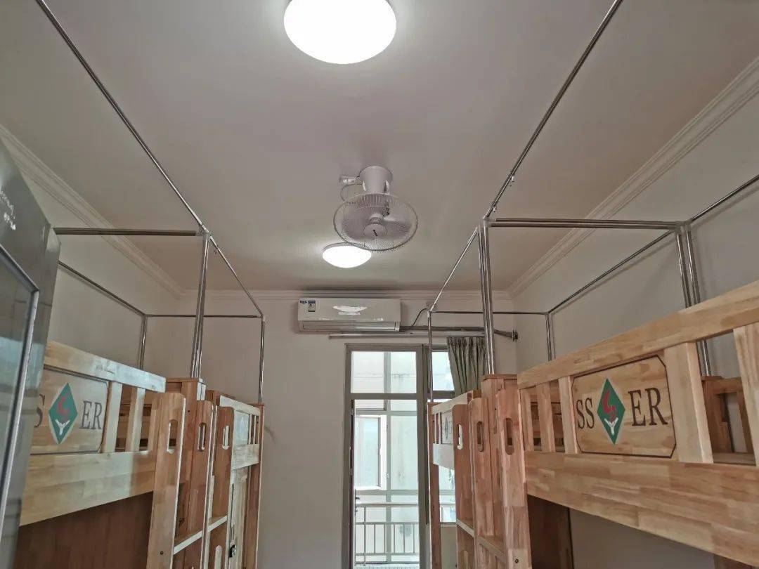 除了网红饭堂,省实还有高颜值宿舍床柜和文艺范的浣衣房!