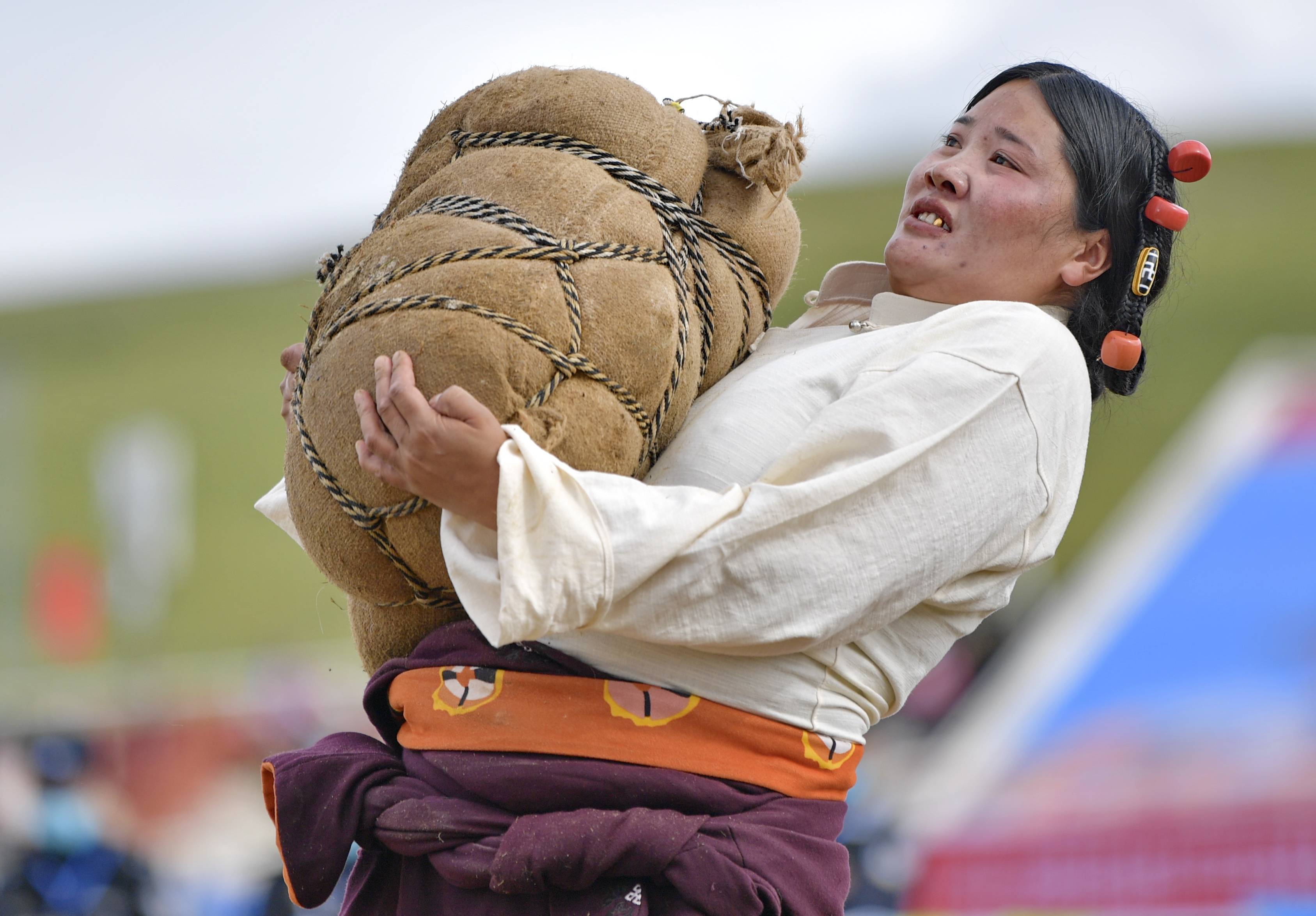 节在西藏那曲市格萨尔赛马场开幕,来自那曲各县区的农牧民在赛马场