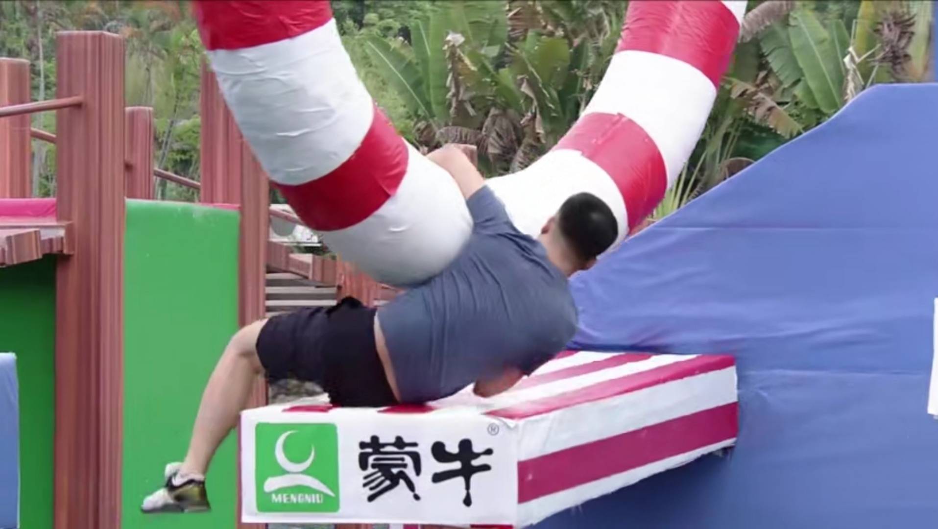 倒挂金钩?小伙闯关太搞笑,挂在关卡下不来了