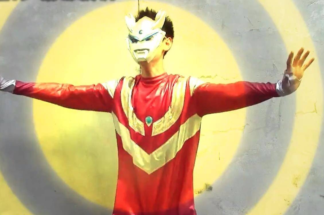 怪兽破坏人类世界奥特曼发射火焰球怪兽被炸的灰飞烟灭