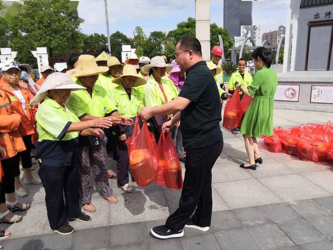 彭贊輝一行來到何興村三風廣場,為堅守在崗位上的一線環衛工人,管理員