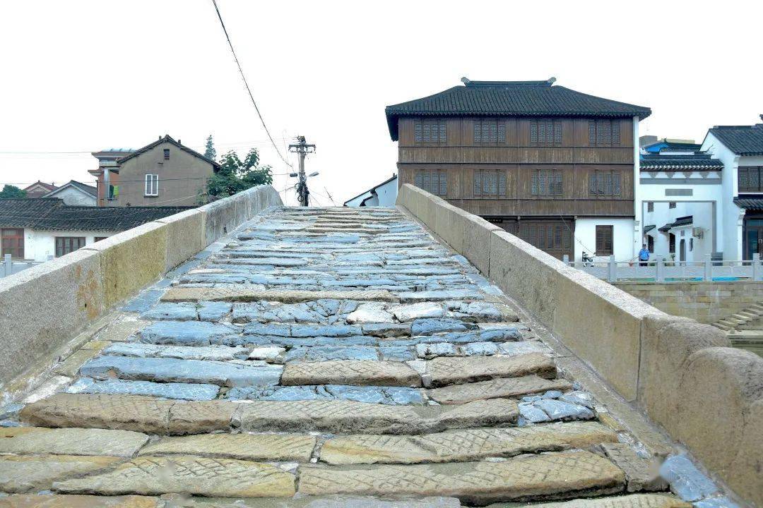 弘济桥建于明代的弘济桥位于鹿苑老街,是我市现存的唯一一座三孔石