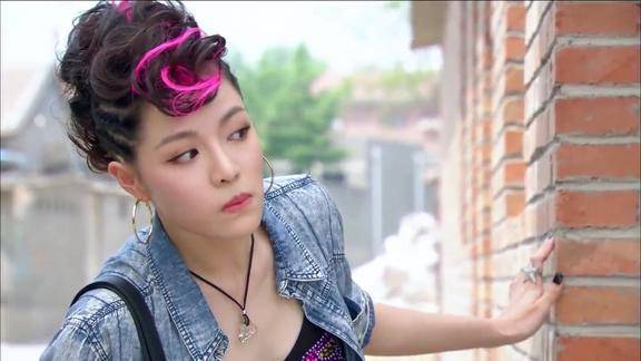 夜市人生姑娘装的还挺像的随便糊弄大姐两下大姐就信了
