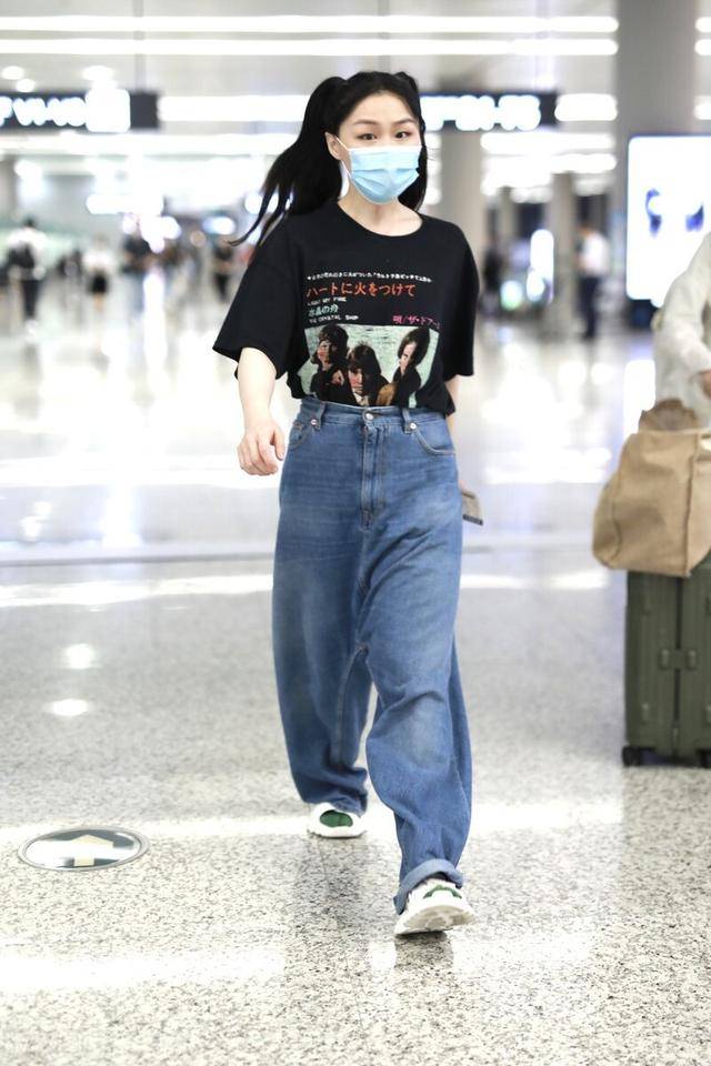 凭春晚走红的金靖现身机场头扎哪吒发型圆圆满满女团范